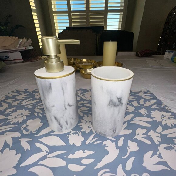 New - Sunday Citizen resin bath set 11oz soap dispenser & 11oz toothbrush holder - Picture 4 of 6